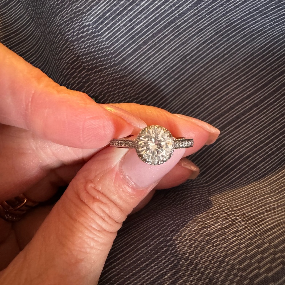 18k White Gold Tacori Dantela Spotlight Diamond Engagement Ring for 1ct center